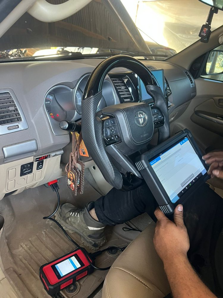 Diagnóstico con escáner en camioneta Toyota