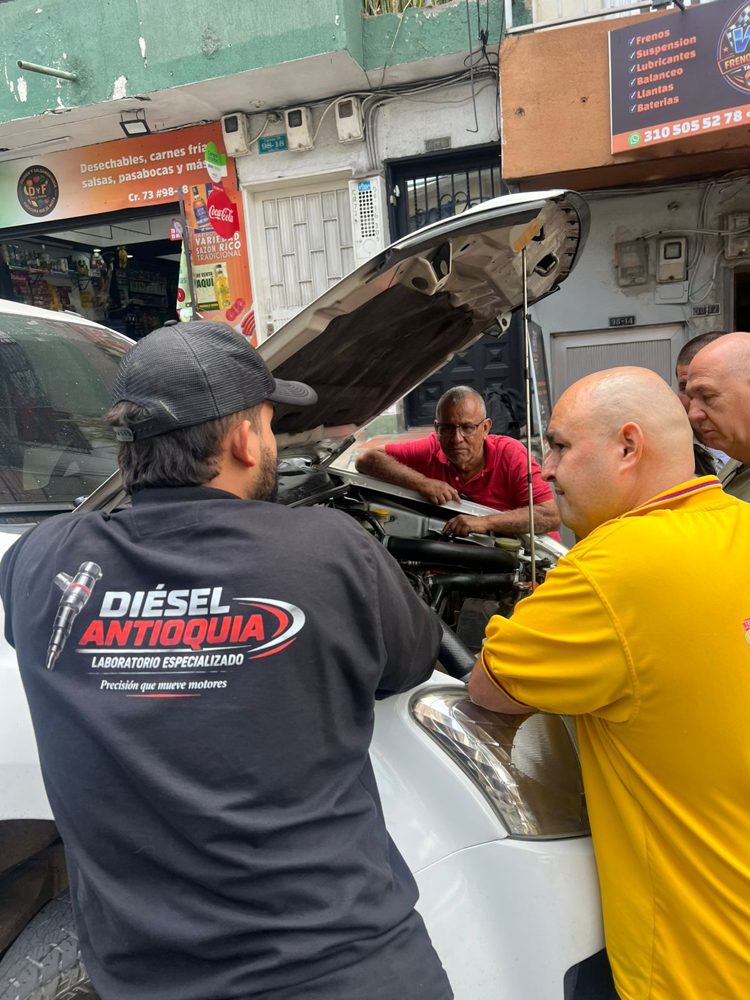Técnico de Diésel Antioquia atendiendo a clientes